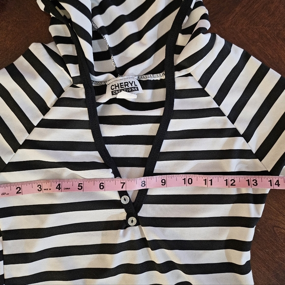 Y2K Black/White Stripe Cropped Top with Hood - Picture 7 of 10